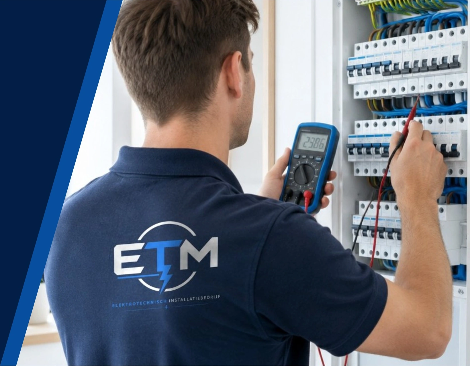 ETM-monteur controleert een elektrische installatie